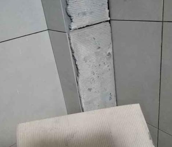 舟山市瓷砖空鼓维修公司分享下厨房瓷砖脱落的补救措施。